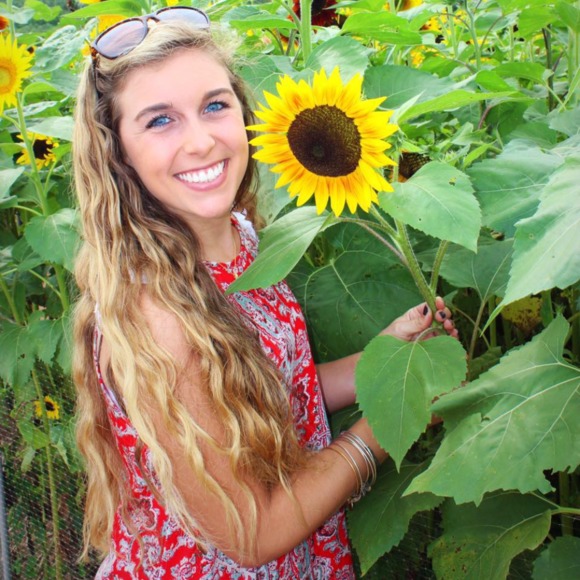 Meet your Posher, Julianna - Picture 2 of 2